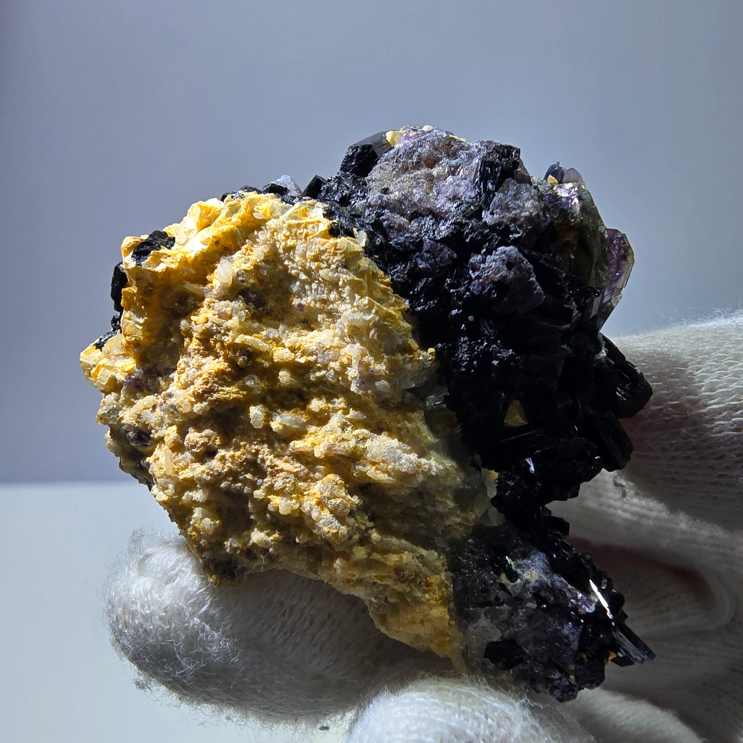 Spécimen de fluorite fantôme colorée, tourmaline scholle, muscovite, Erongo, Namibie, 49 x 41 x 28 mm 