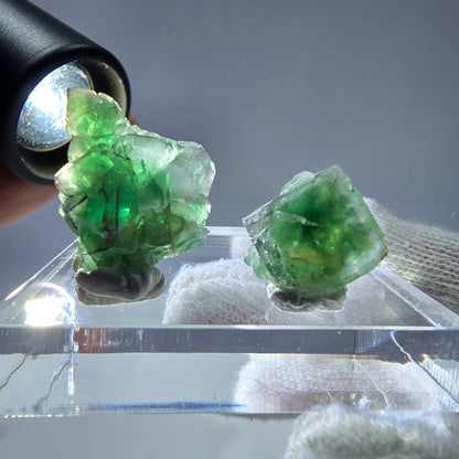 Lot de 2 cubes de fluorite fantôme, spécimen de muscovite d'Erongo, Namibie, 22 + 14 mm 