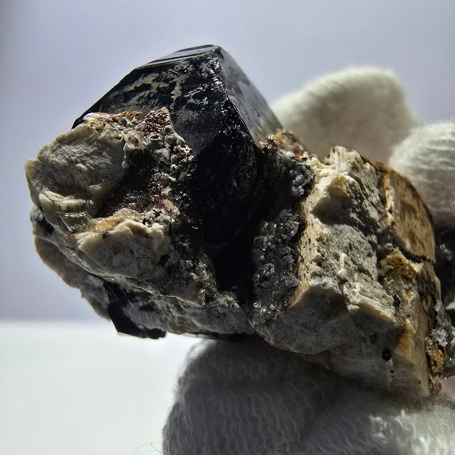 Spécimen rare de tourmaline Schorl et d'opale hyalite, Erongo, Namibie, 43 x 24 x 24 mm 