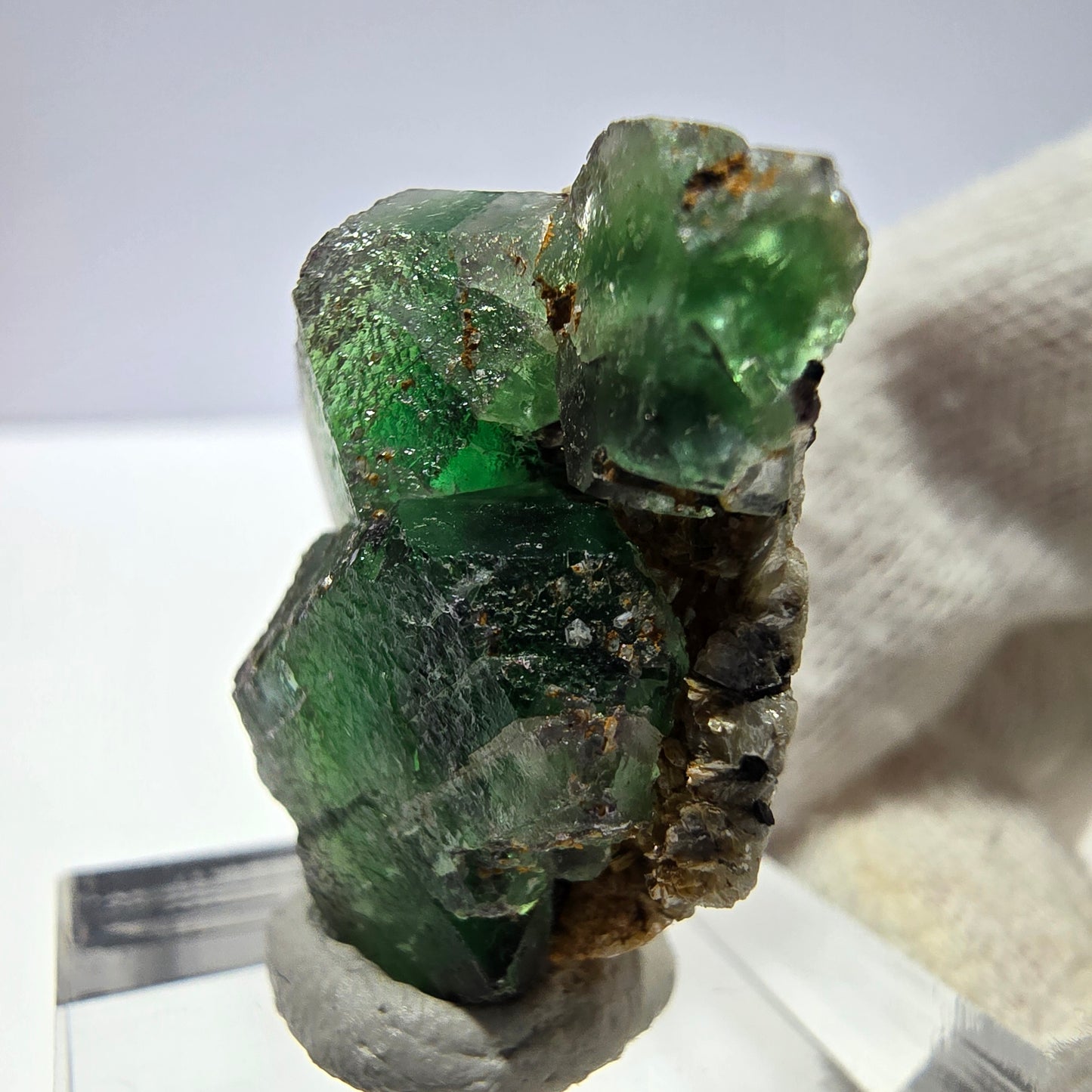 Cube de fluorite fantôme zonal, tourmaline muscovite Schorl Erongo Namibie 26 x 23 x 15 mm 