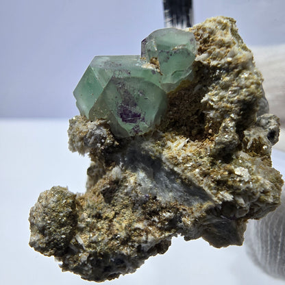 Spécimen de cube de fluorite fantôme zonal, de muscovite et de tourmaline Schorl, Erongo, Namibie, 37 x 25 x 21 mm 