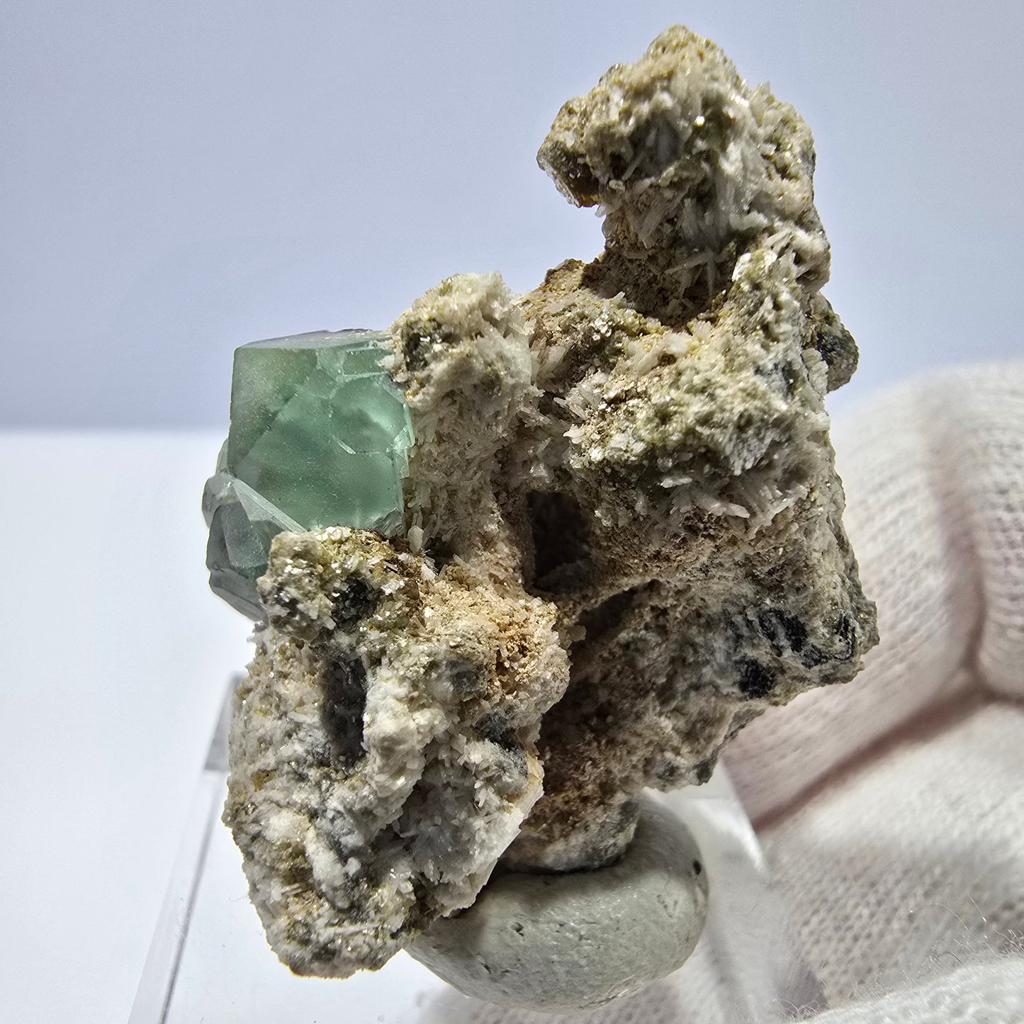 Spécimen de cube de fluorite fantôme zonal, de muscovite et de tourmaline Schorl, Erongo, Namibie, 37 x 25 x 21 mm 