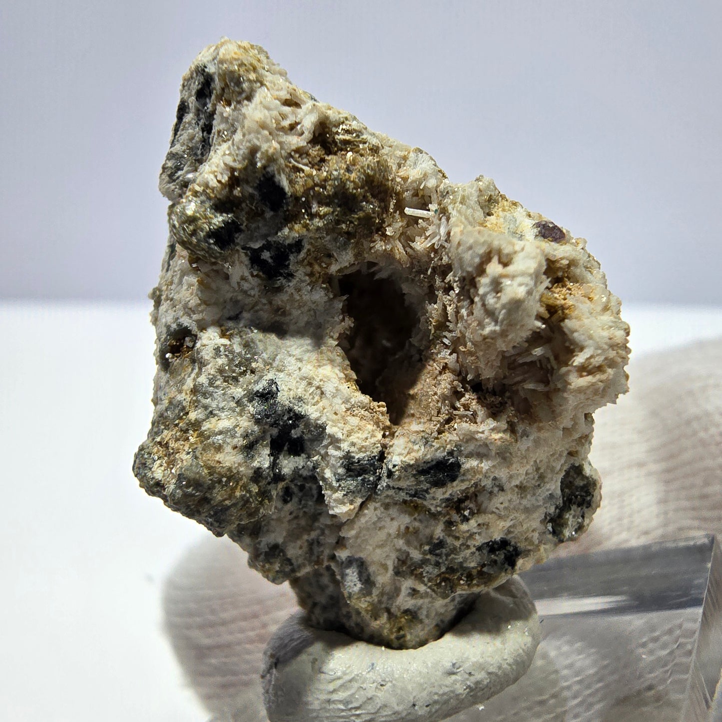 Spécimen de cube de fluorite fantôme zonal, de muscovite et de tourmaline Schorl, Erongo, Namibie, 37 x 25 x 21 mm 