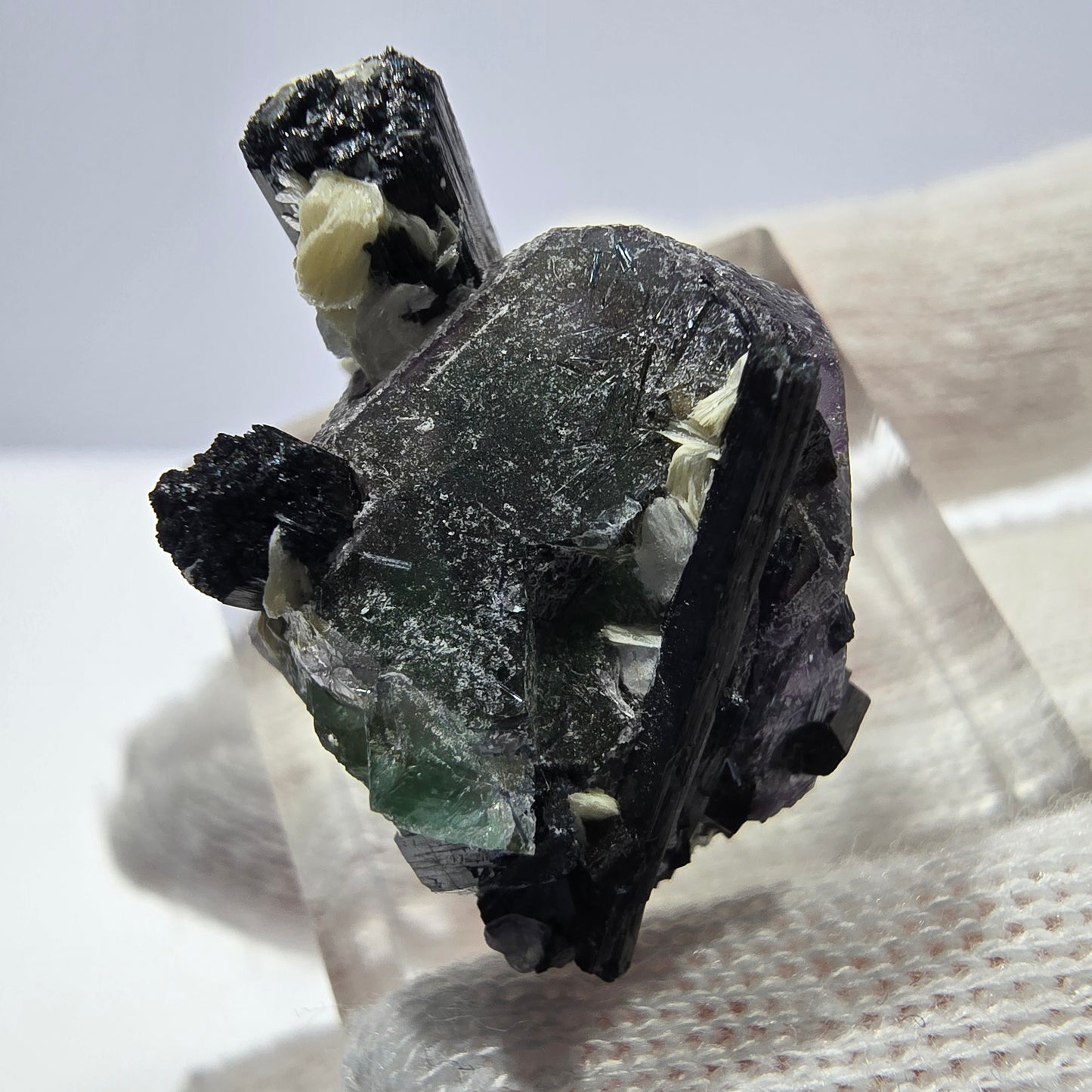 Spécimen de cube de fluorite fantôme zonal, de muscovite et de tourmaline Schorl, Erongo, Namibie, 25 x 20 x 18 mm 