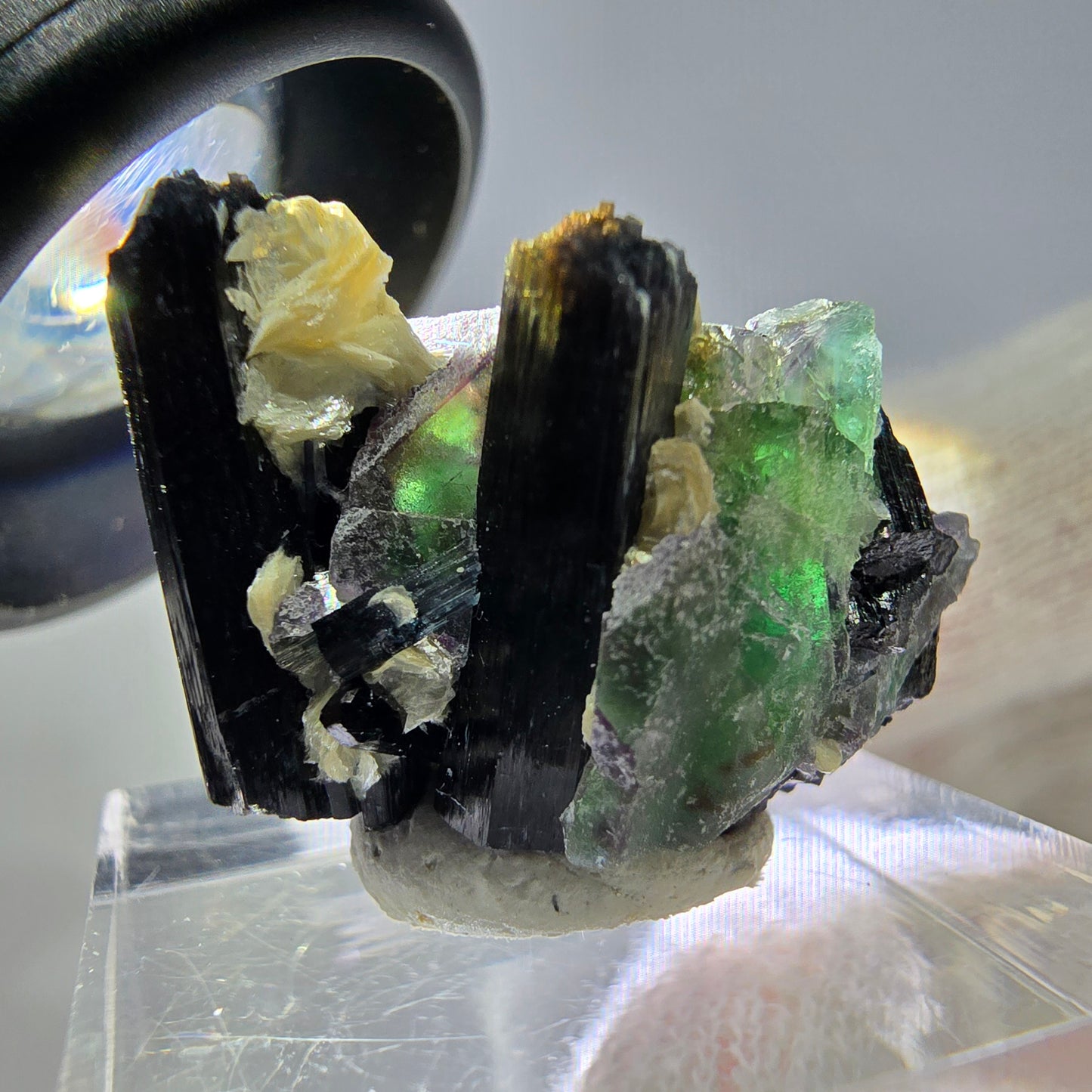 Spécimen de cube de fluorite fantôme zonal, de muscovite et de tourmaline Schorl, Erongo, Namibie, 25 x 20 x 18 mm 