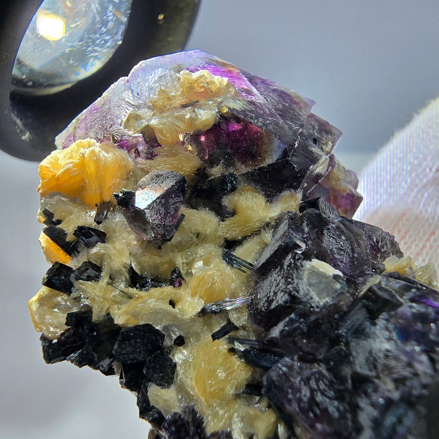 Spécimen de fluorite fantôme colorée et de tourmaline scholle muscovite, Erongo, Namibie, 44 x 29 x 22 mm 