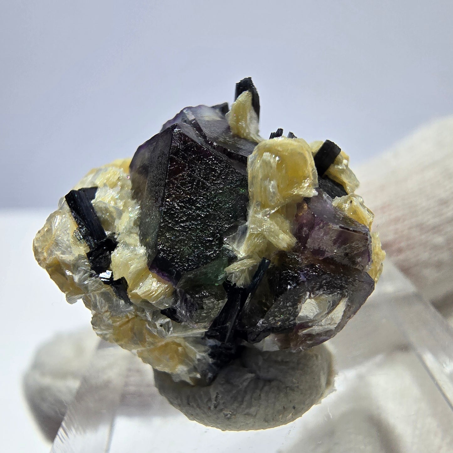 Fluorite fantôme colorée, Spécimen de tourmaline muscovite Schorl, Erongo, Namibie, 23 x 18 x 15 mm 