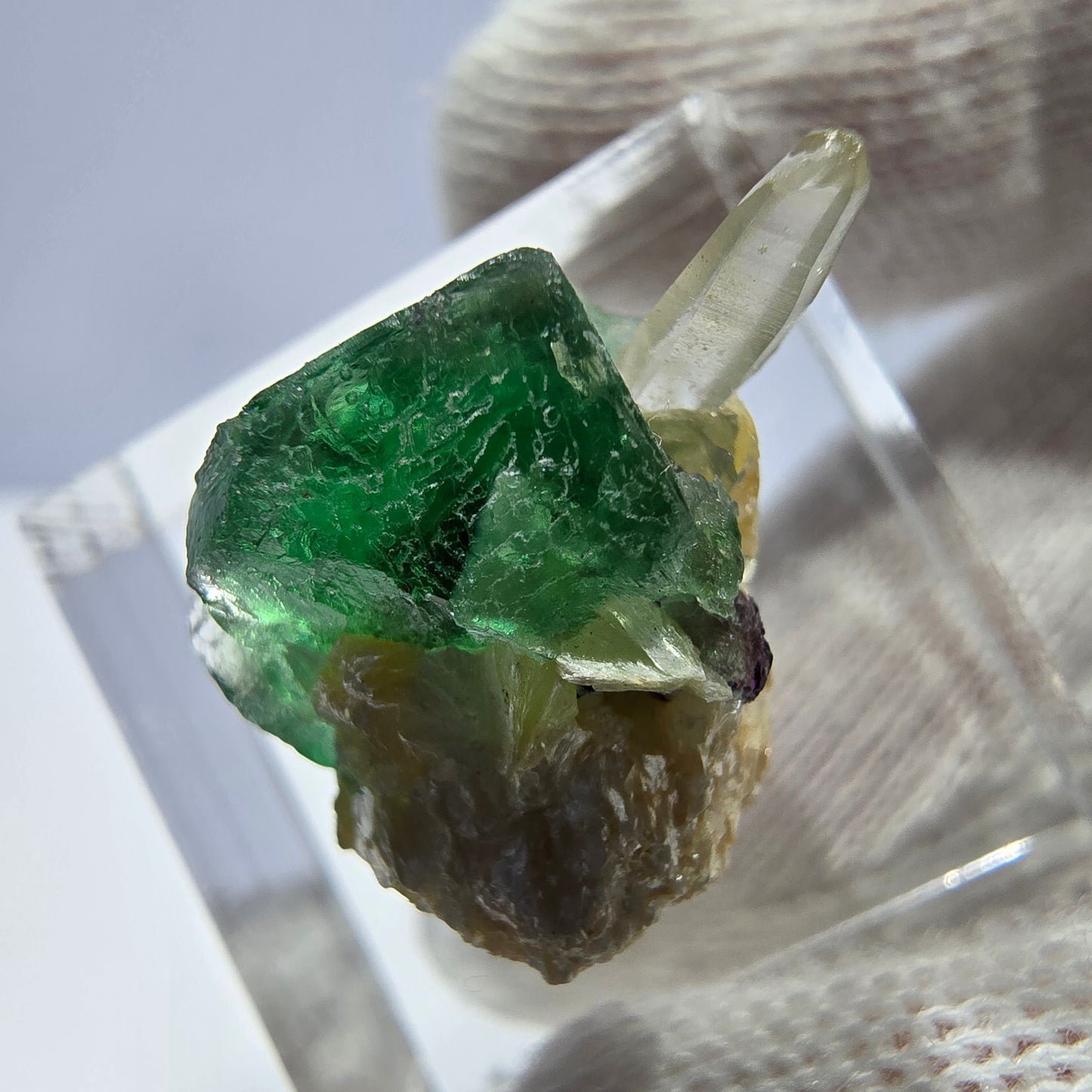 Cube de fluorite fantôme, quartz fumé, hyalite et muscovite, spécimen d'Erongo, Namibie, 20 x 15 x 13 mm 