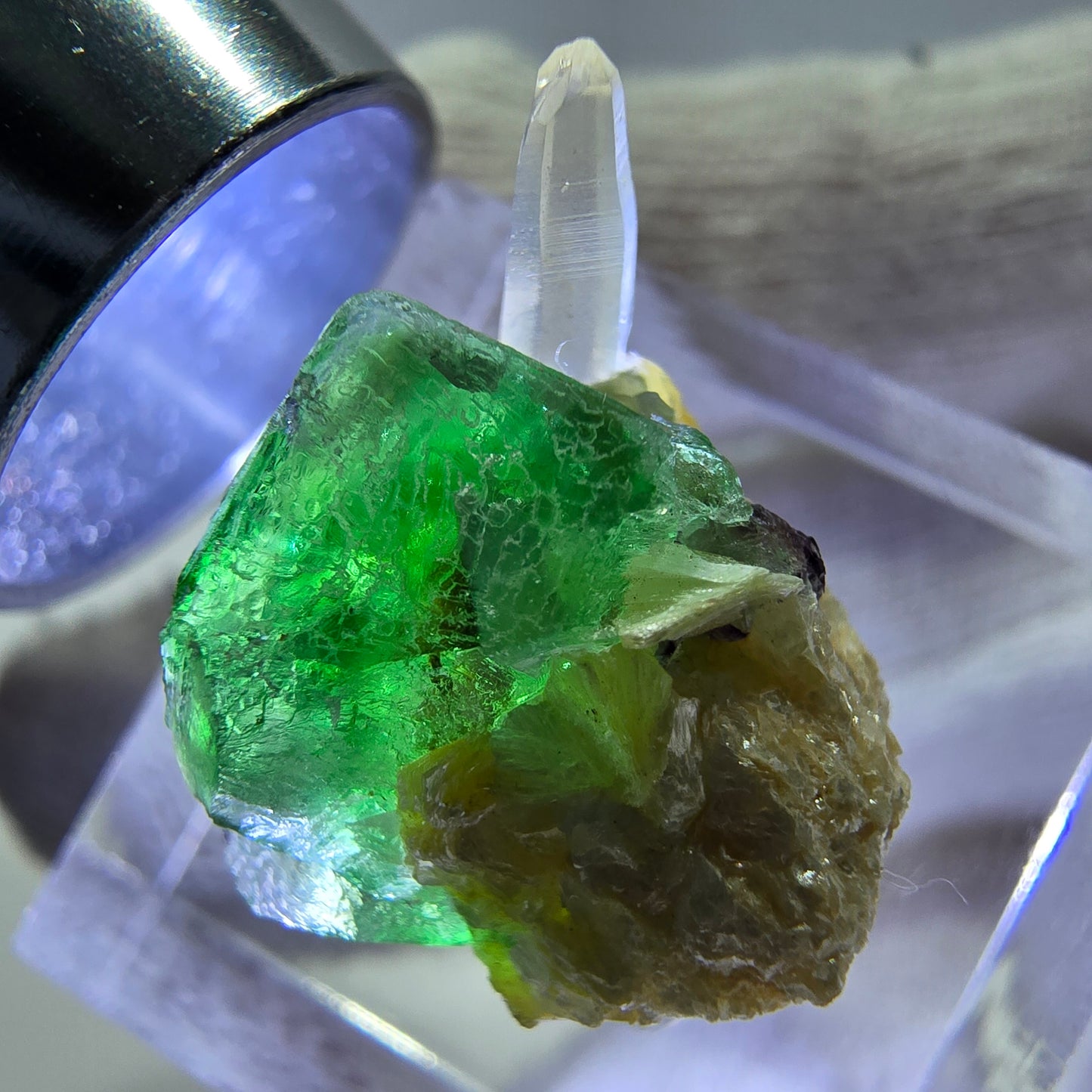 Cube de fluorite fantôme, quartz fumé, hyalite et muscovite, spécimen d'Erongo, Namibie, 20 x 15 x 13 mm 