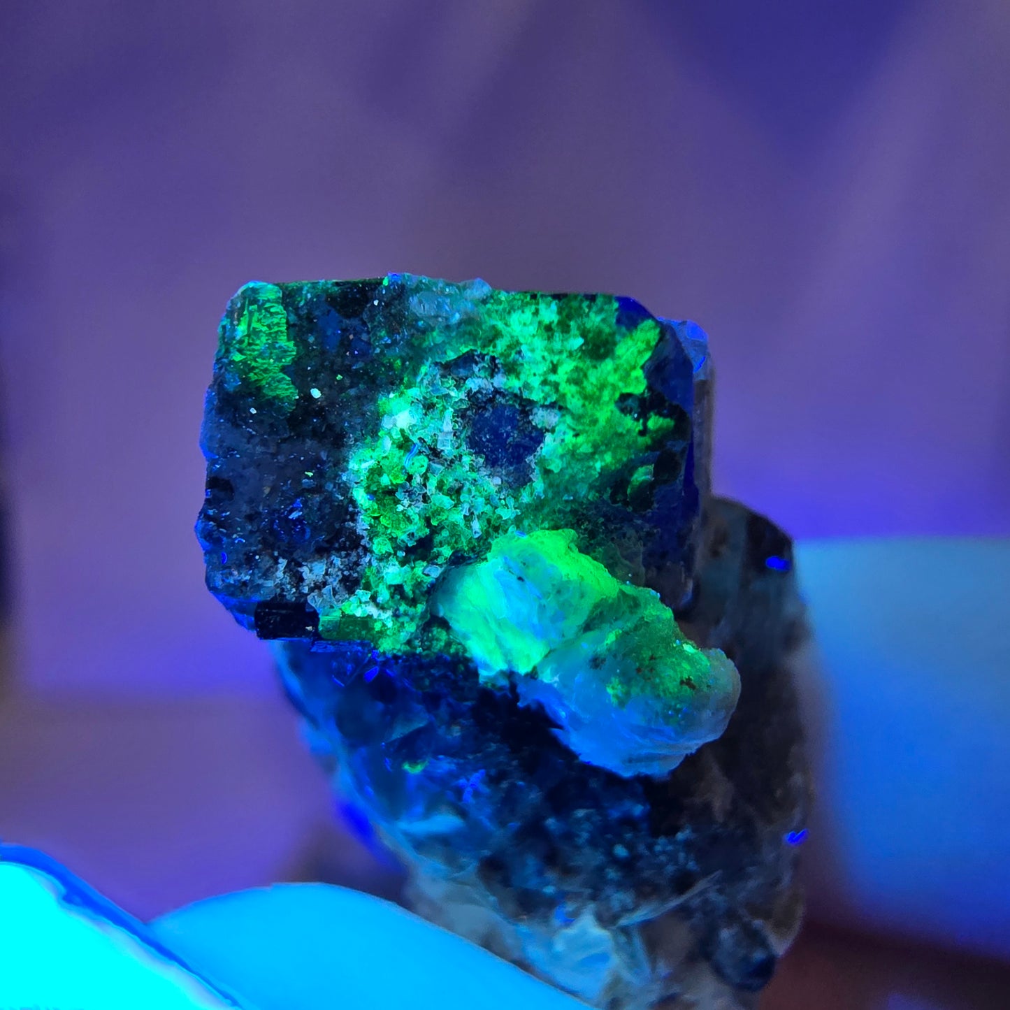 Lot de 16 tourmalines Schörl, fluorite fantôme, hyalite, stade muscovite, Erongo, Namibie 