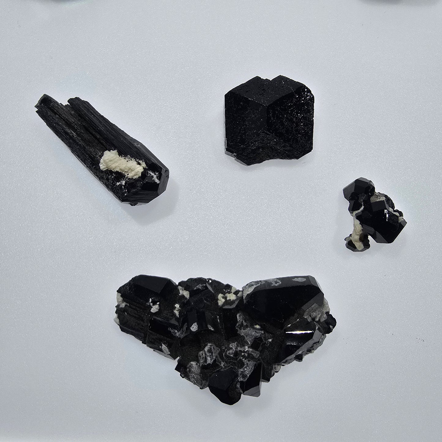Lot de 12 pièces de tourmaline noire schorl et de quartz fumé hyalite, Erongo, Namibie