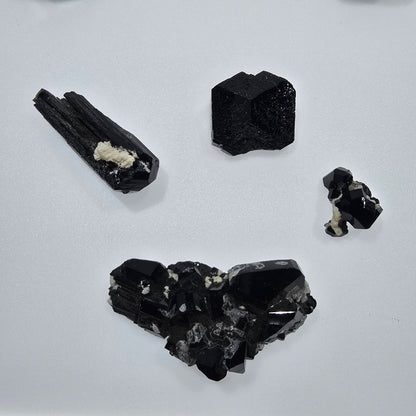 Lot de 12 pièces de tourmaline noire schorl et de quartz fumé hyalite, Erongo, Namibie