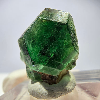 Cube hexagonal de fluorite fantôme, muscovite, tourmaline Schörl, Erongo, Namibie, 20 x 17 x 13 mm 