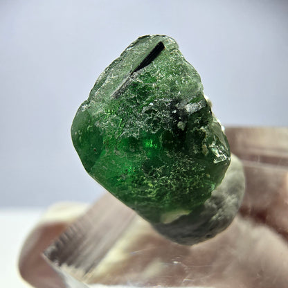Cube hexagonal de fluorite fantôme, muscovite, tourmaline Schörl, Erongo, Namibie, 14 x 14 x 14 mm 
