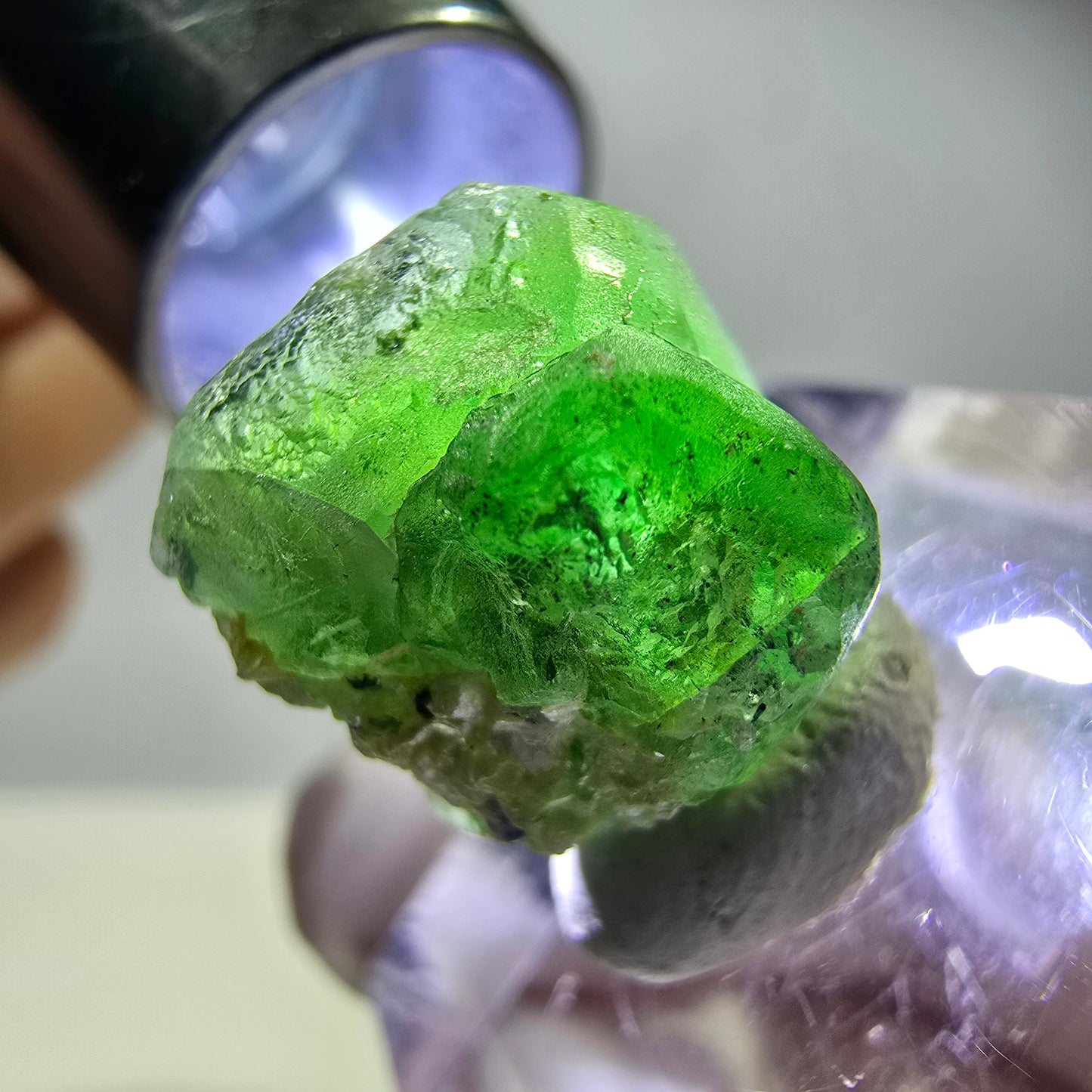 Cube hexagonal de fluorite fantôme, muscovite, tourmaline Schörl, Erongo, Namibie, 14 x 14 x 14 mm 
