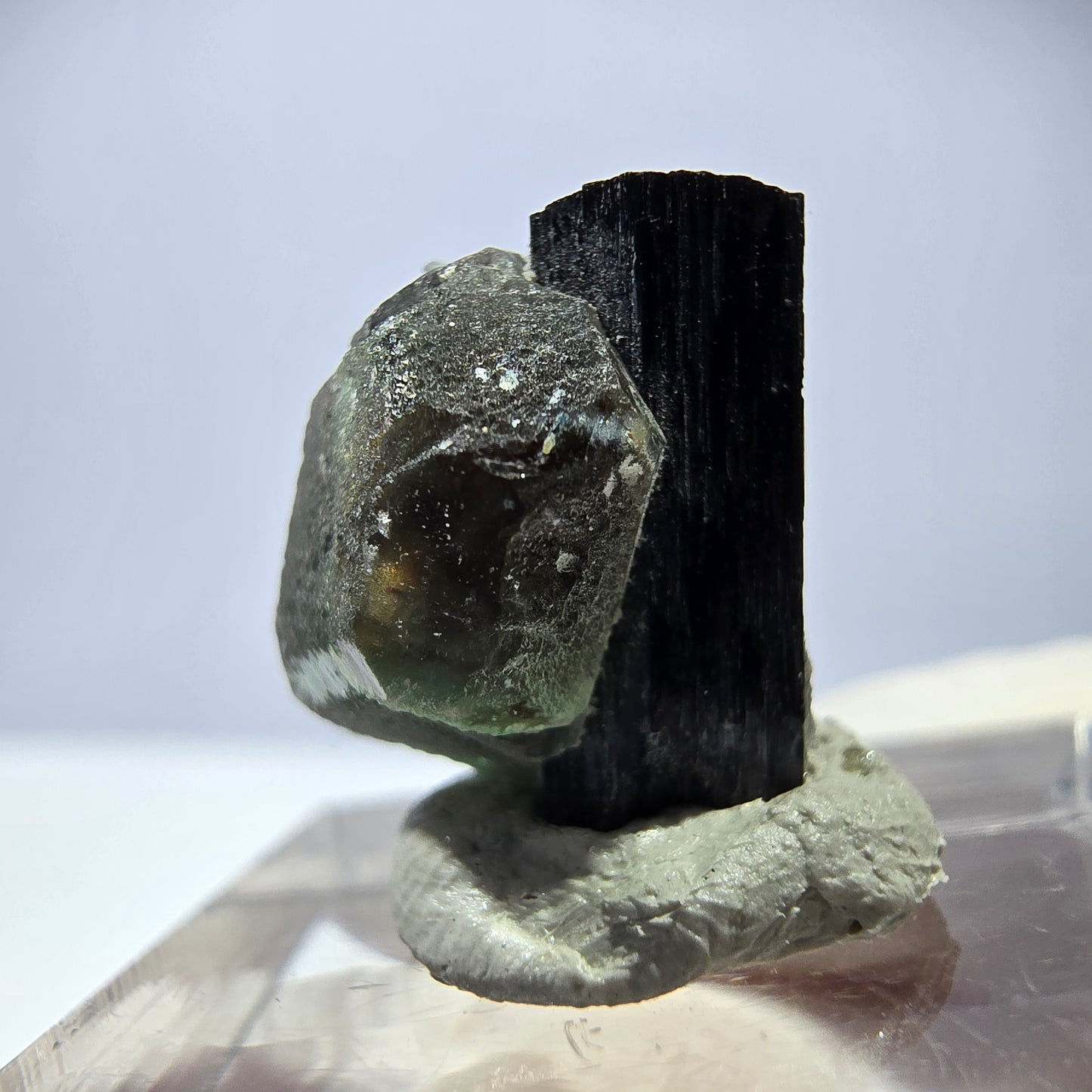 Cube hexagonal de fluorite fantôme, tourmaline Schorl d'Erongo, Namibie 16 x 14 x 13 mm 