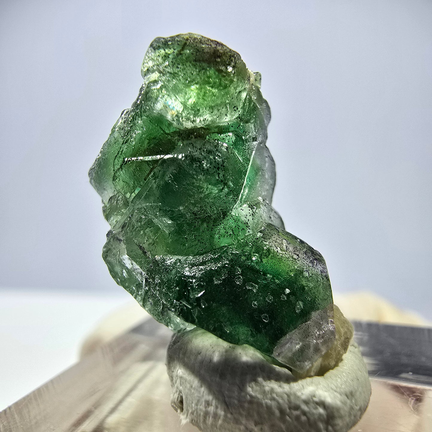 Cube de fluorite fantôme, muscovite et tourmaline Schorl, spécimen d'Erongo, Namibie, 22 x 14 x 13 mm 