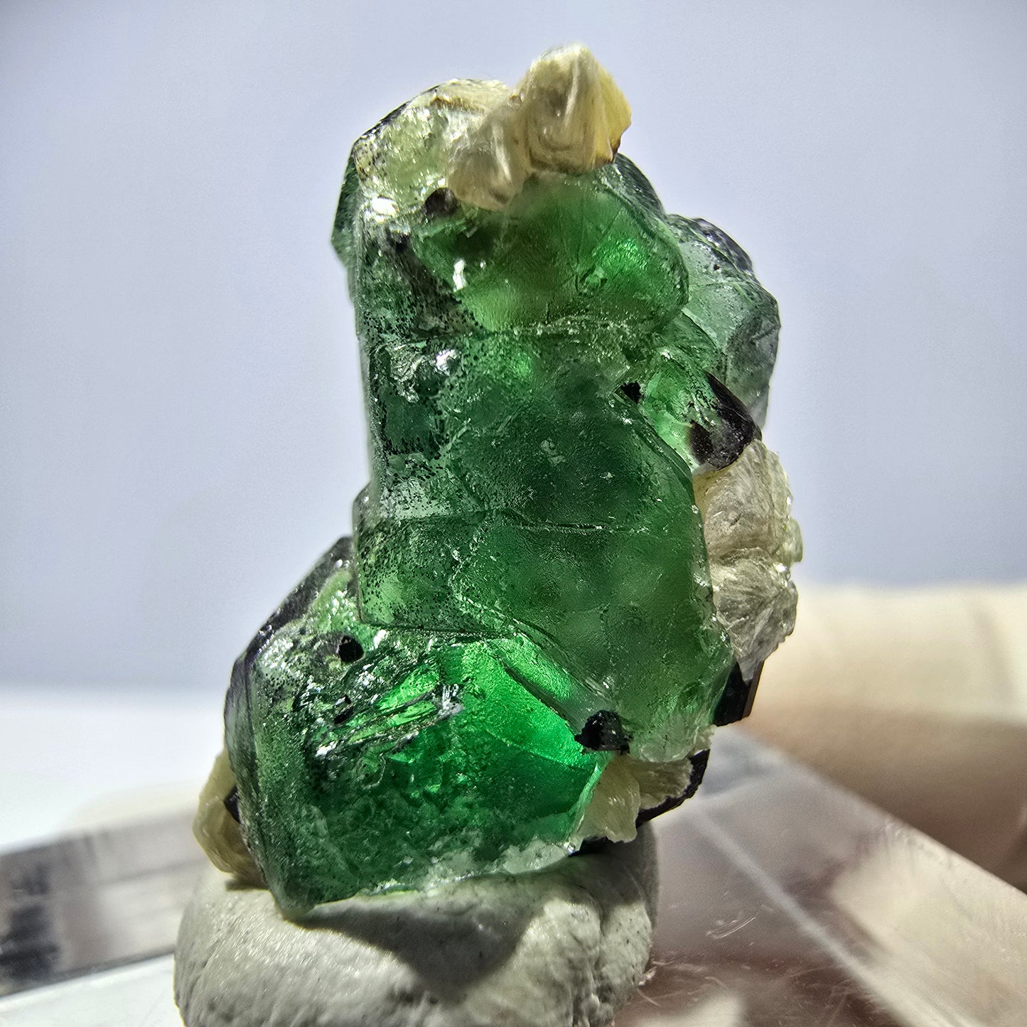 Cube de fluorite fantôme, muscovite et tourmaline Schorl, spécimen d'Erongo, Namibie, 22 x 14 x 13 mm 