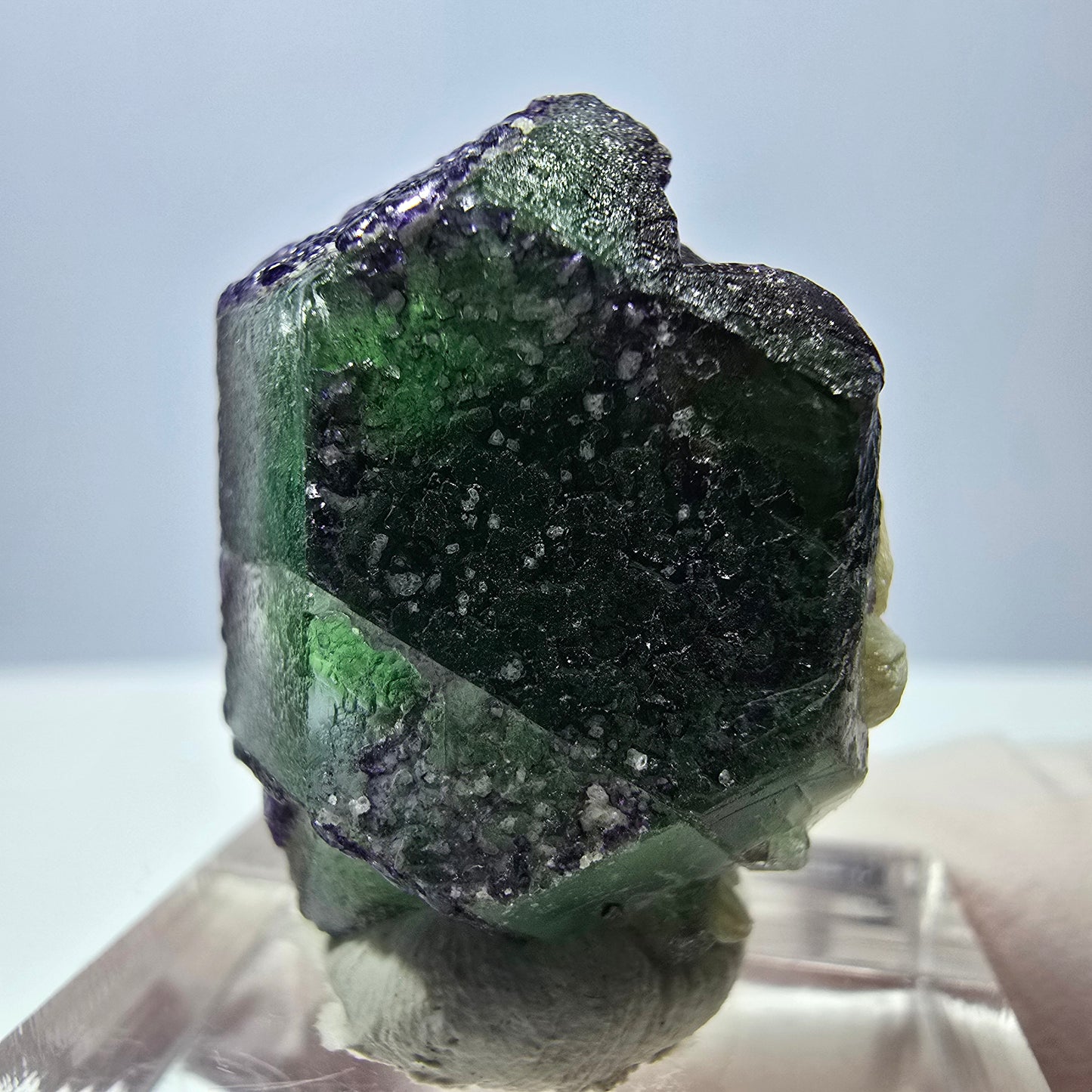 Cube hexagonal de fluorite fantôme, muscovite, tourmaline Schörl, Erongo, Namibie, 26 x 21 x 16 mm 