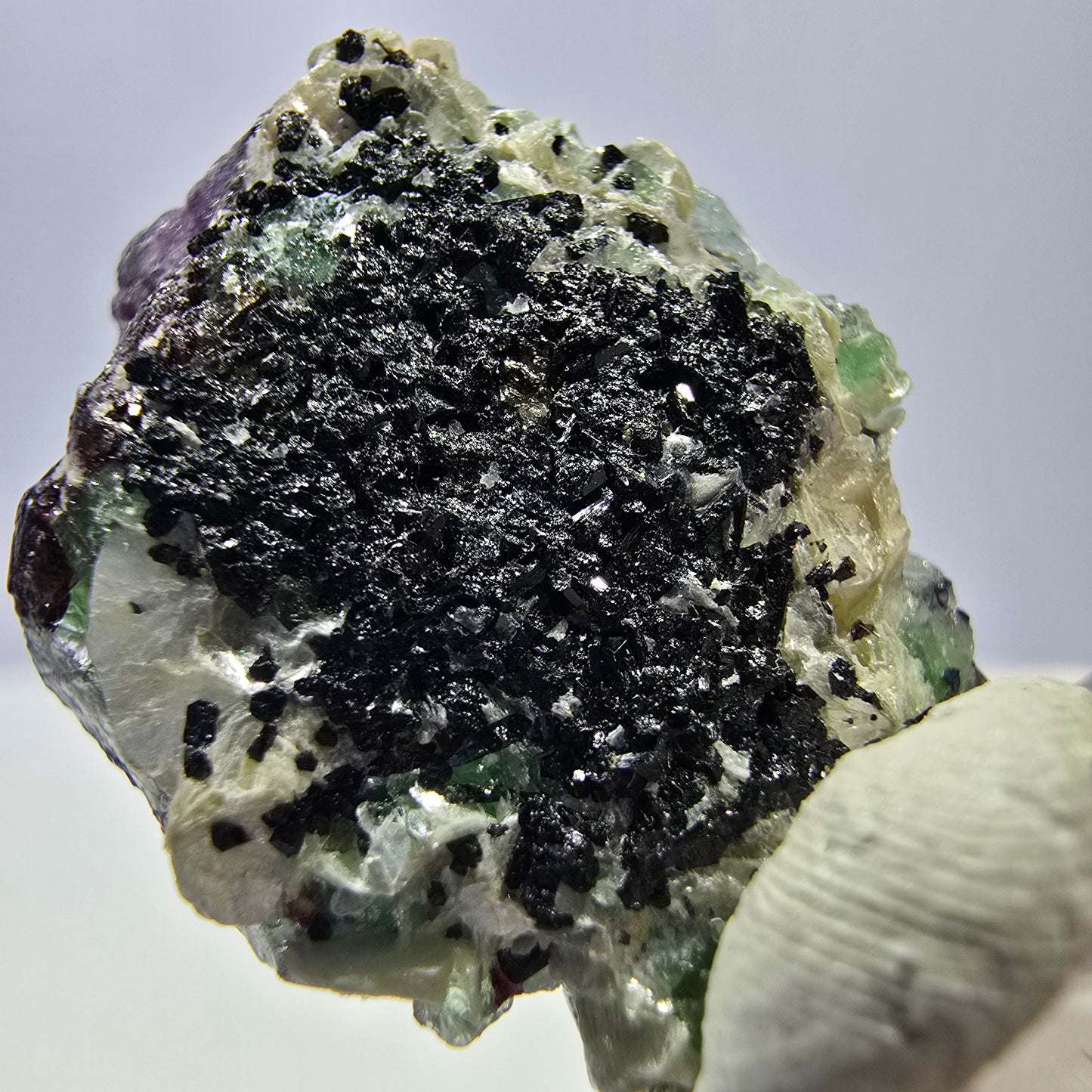 Cube hexagonal de fluorite fantôme, muscovite, tourmaline Schörl, Erongo, Namibie, 26 x 21 x 16 mm 