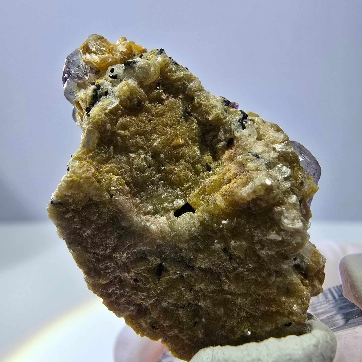 Cube hexagonal de fluorite fantôme, muscovite, tourmaline Schörl, Erongo, Namibie, 36 x 26 x 18 mm 