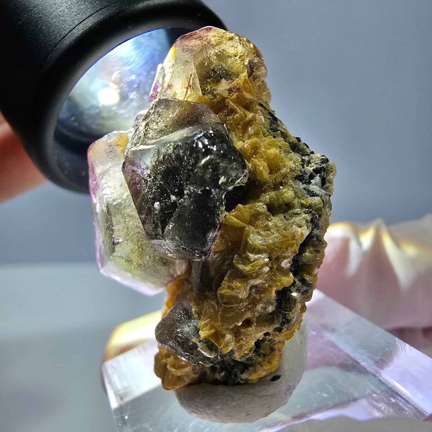 Cube hexagonal de fluorite fantôme, muscovite, tourmaline Schörl, Erongo, Namibie, 36 x 26 x 18 mm 