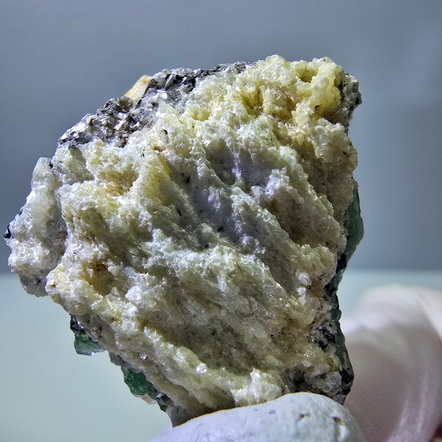 Cube de fluorite fantôme, muscovite et tourmaline Schorl, spécimen d'Erongo, Namibie, 37 x 34 x 18 mm 