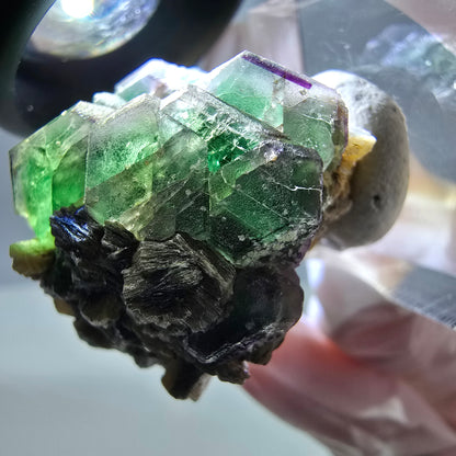 Cube hexagonal de fluorite fantôme, muscovite, tourmaline Schörl, Erongo, Namibie 26 x 24 x 24 mm 