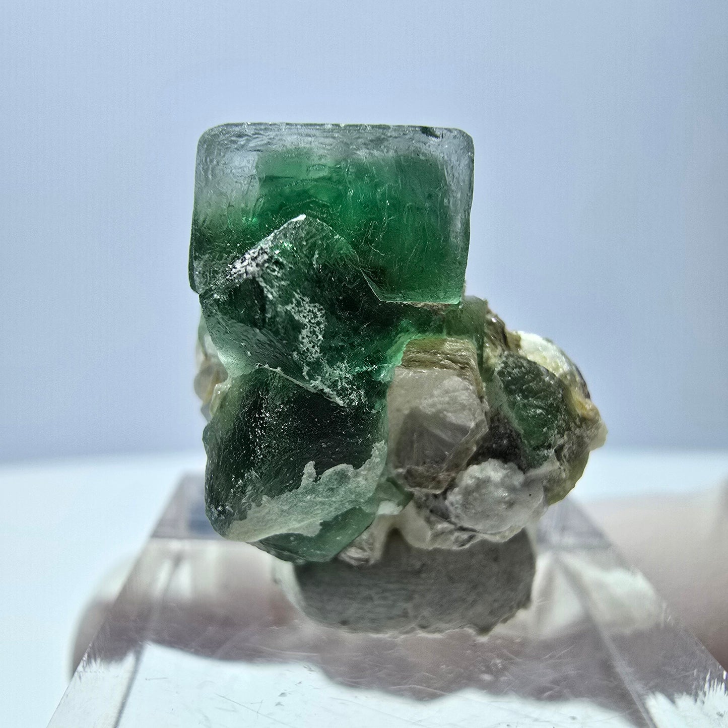 Cube de fluorite fantôme, zonal, muscovite, spécimen d'hyalite, Erongo, Namibie, 22 x 19 x 16 mm 