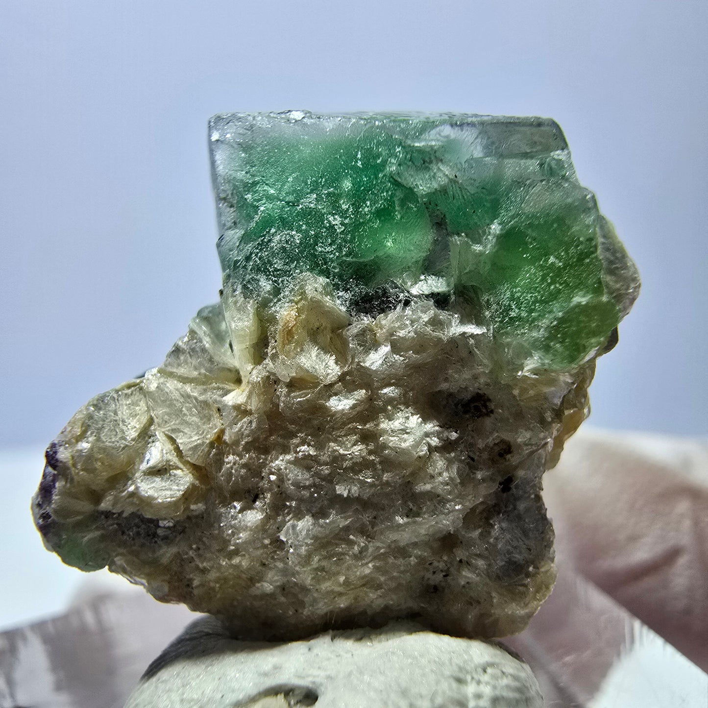 Cube de fluorite fantôme, zonal, muscovite, spécimen d'hyalite, Erongo, Namibie, 22 x 19 x 16 mm 
