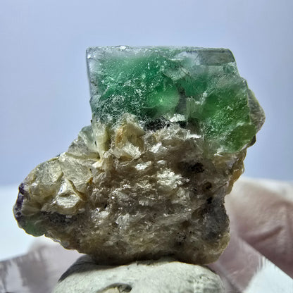 Cube de fluorite fantôme, zonal, muscovite, spécimen d'hyalite, Erongo, Namibie, 22 x 19 x 16 mm 