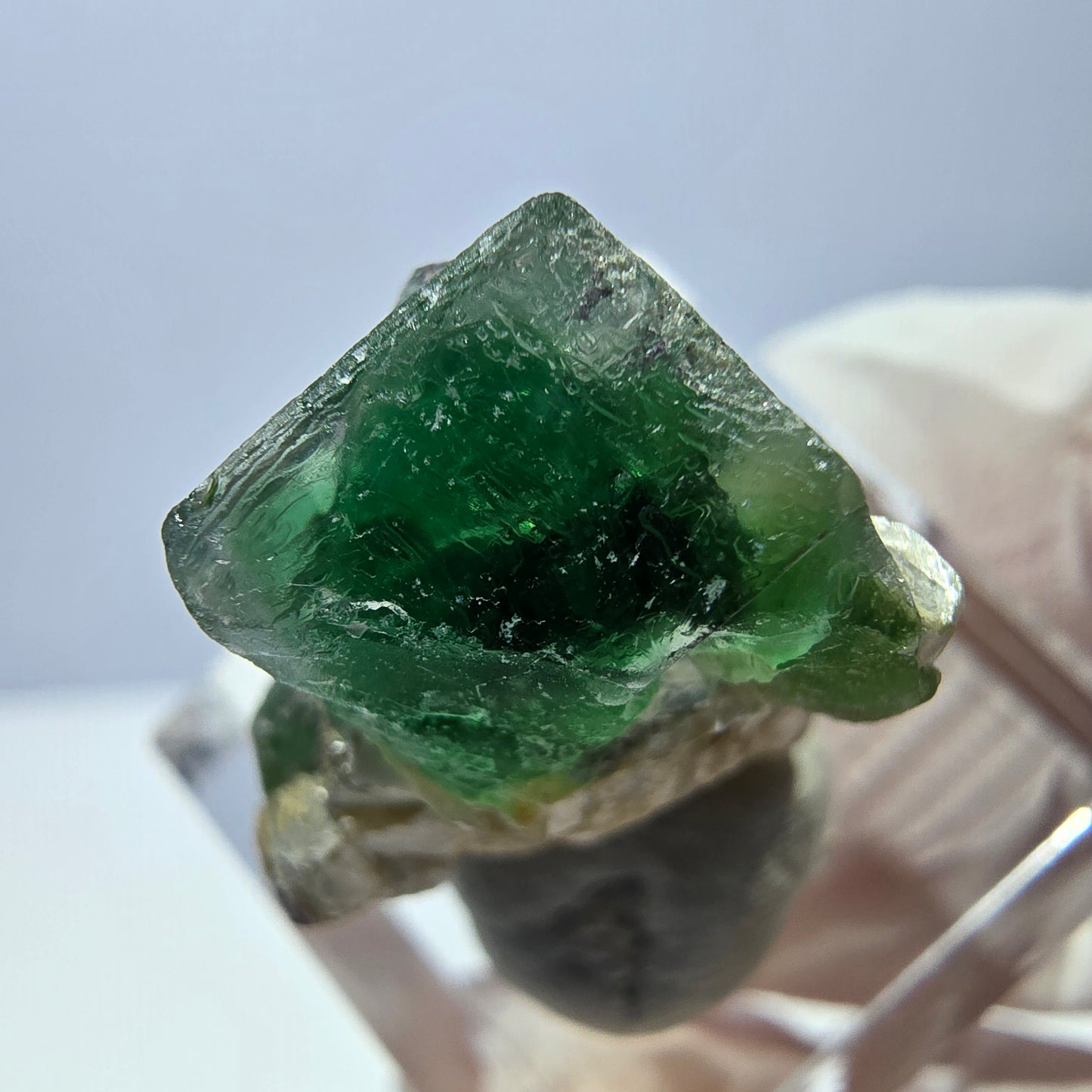 Cube de fluorite fantôme, zonal, muscovite, spécimen d'hyalite, Erongo, Namibie, 22 x 19 x 16 mm 