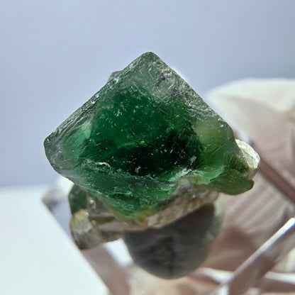 Cube de fluorite fantôme, zonal, muscovite, spécimen d'hyalite, Erongo, Namibie, 22 x 19 x 16 mm 