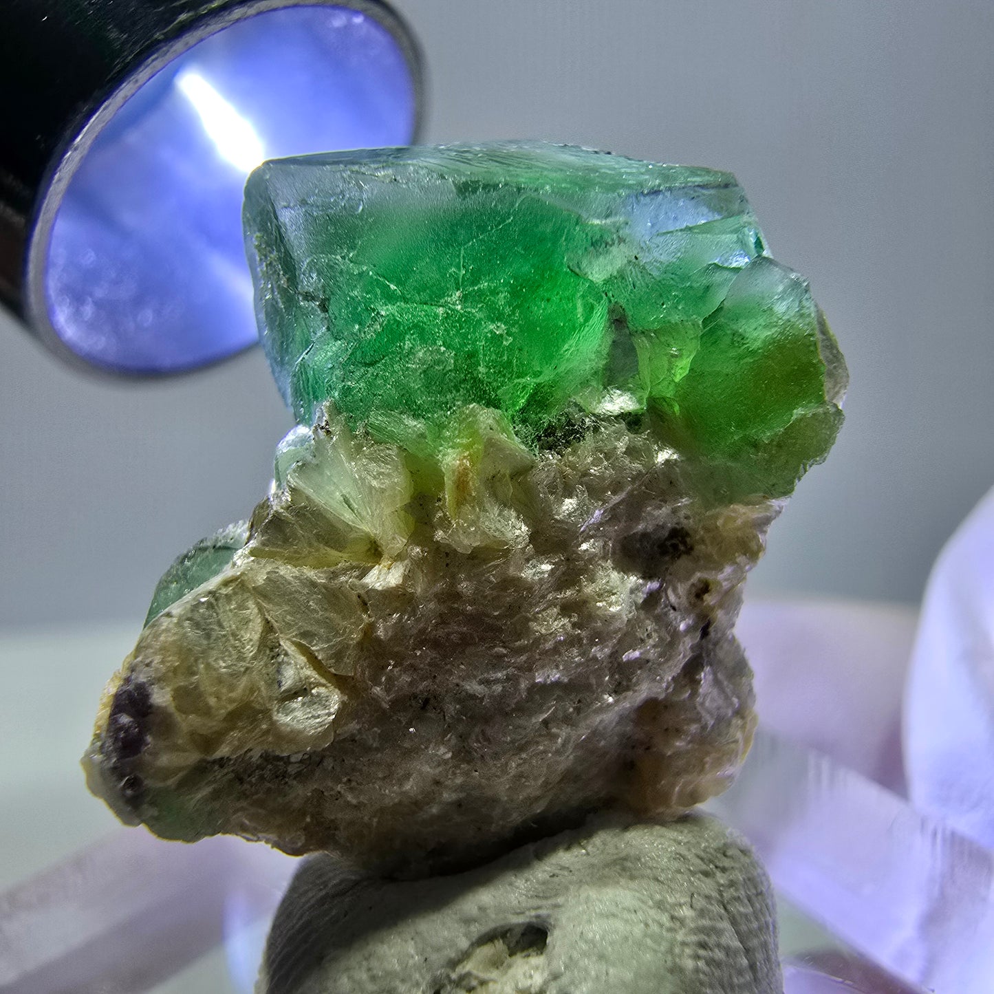 Cube de fluorite fantôme, zonal, muscovite, spécimen d'hyalite, Erongo, Namibie, 22 x 19 x 16 mm 