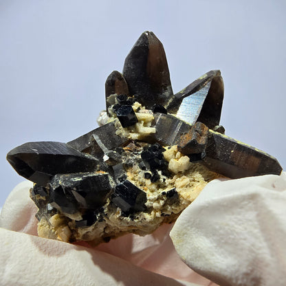 Spécimen rare de tourmaline Schorl, quartz fumé et hyalite, Erongo, Namibie, 37 x 29 x 19 mm 