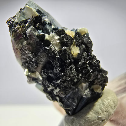 Cubes de fluorite fantôme colorés, muscovite, tourmaline Schorl, hyalite Erongo, Namibie 27 x 15 x 15 mm 