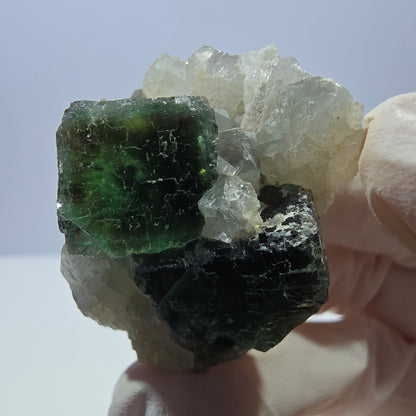 Rare cube de fluorite fantôme, spécimen de quartz vert violet Okorusu Namibie 37*29*27mm 