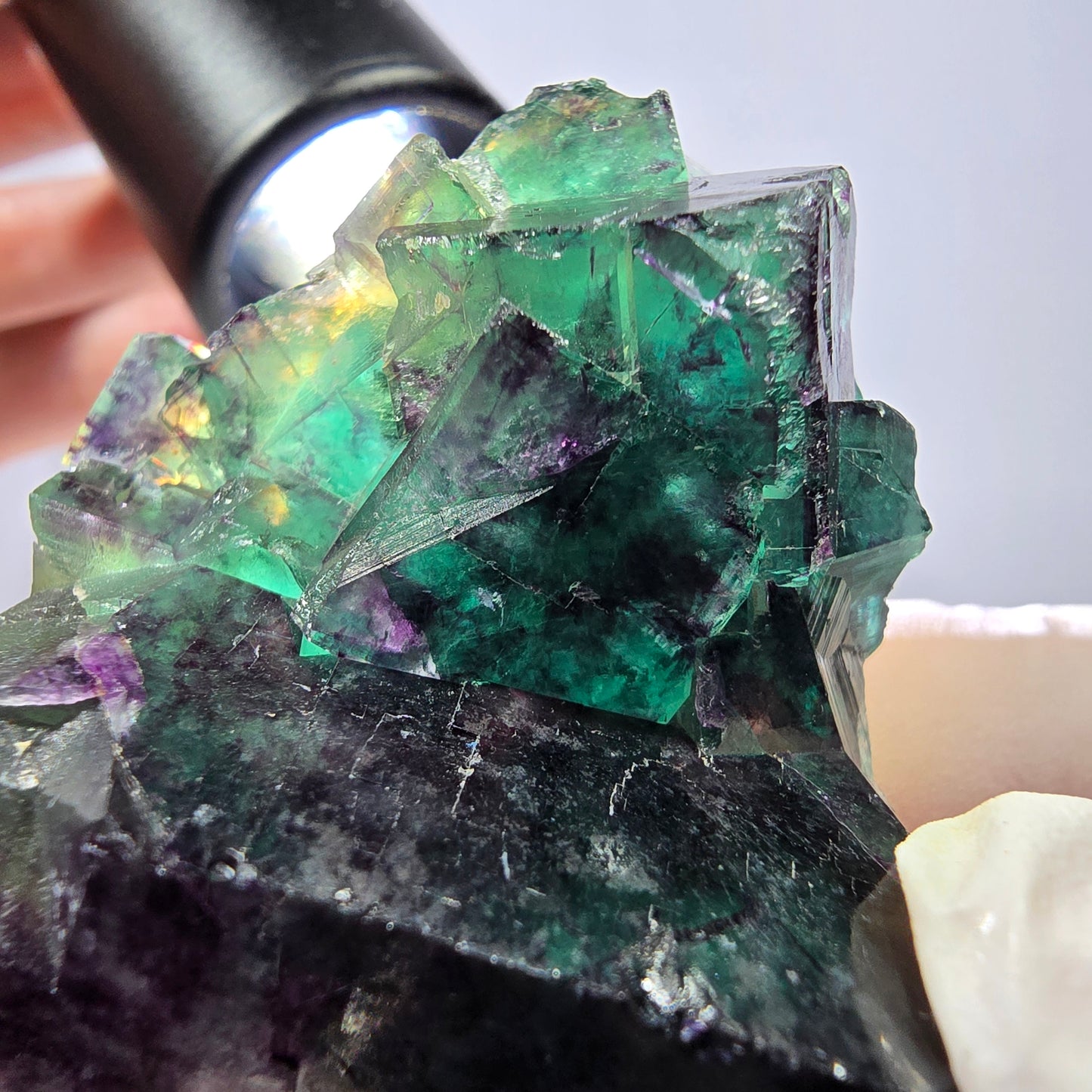 Spécimen de cube de fluorite fantôme, parqueté vert violet Okorusu, Namibie 58*40*27 mm 