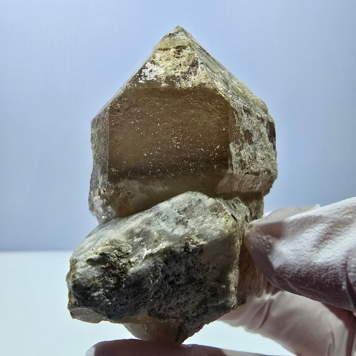 Opale hyalite rare, amas de quartz fumé, Erongo, Namibie, 67 x 50 x 30 mm 