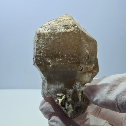 Opale hyalite rare, amas de quartz fumé, Erongo, Namibie, 67 x 50 x 30 mm 