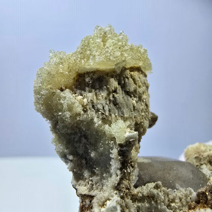 Spécimen rare d'opale hyalite, de quartz fumé et d'orthose, Erongo, Namibie, 70 x 61 x 30 mm 