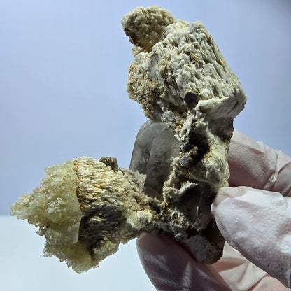 Spécimen rare d'opale hyalite, de quartz fumé et d'orthose, Erongo, Namibie, 70 x 61 x 30 mm 