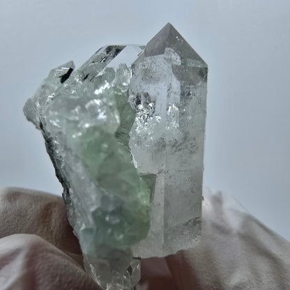 Spécimen de quartz clair, de préhnite et de calcite Streep Mine, Goboboseb, Namibie 49*38*23 mm 