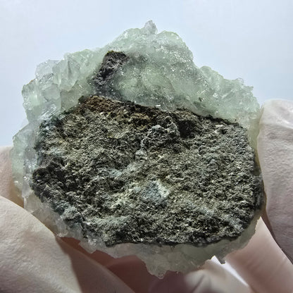 Spécimen de quartz, préhnite et calcite en forme d'étoile, mine Streep, Goboboseb, Namibie, 44 x 40 x 16 mm 