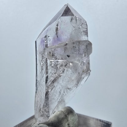 Améthyste fantôme Harlequin avec hématite, mine Streep, Goboboseb, Namibie, 42 x 18 x 16 mm 