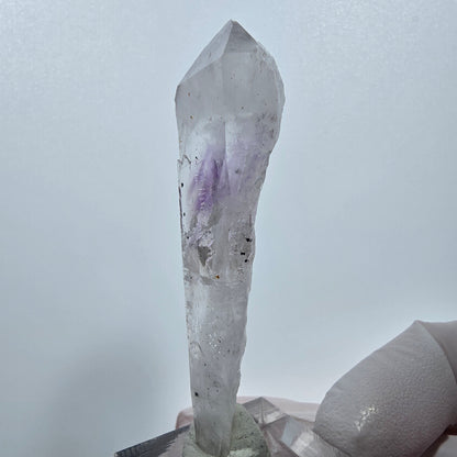 Améthyste fantôme squelette avec hématite, mine Streep, Goboboseb, Namibie, 66 x 16 x 12 mm 