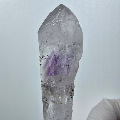 Améthyste fantôme squelette avec hématite, mine Streep, Goboboseb, Namibie, 66 x 16 x 12 mm 