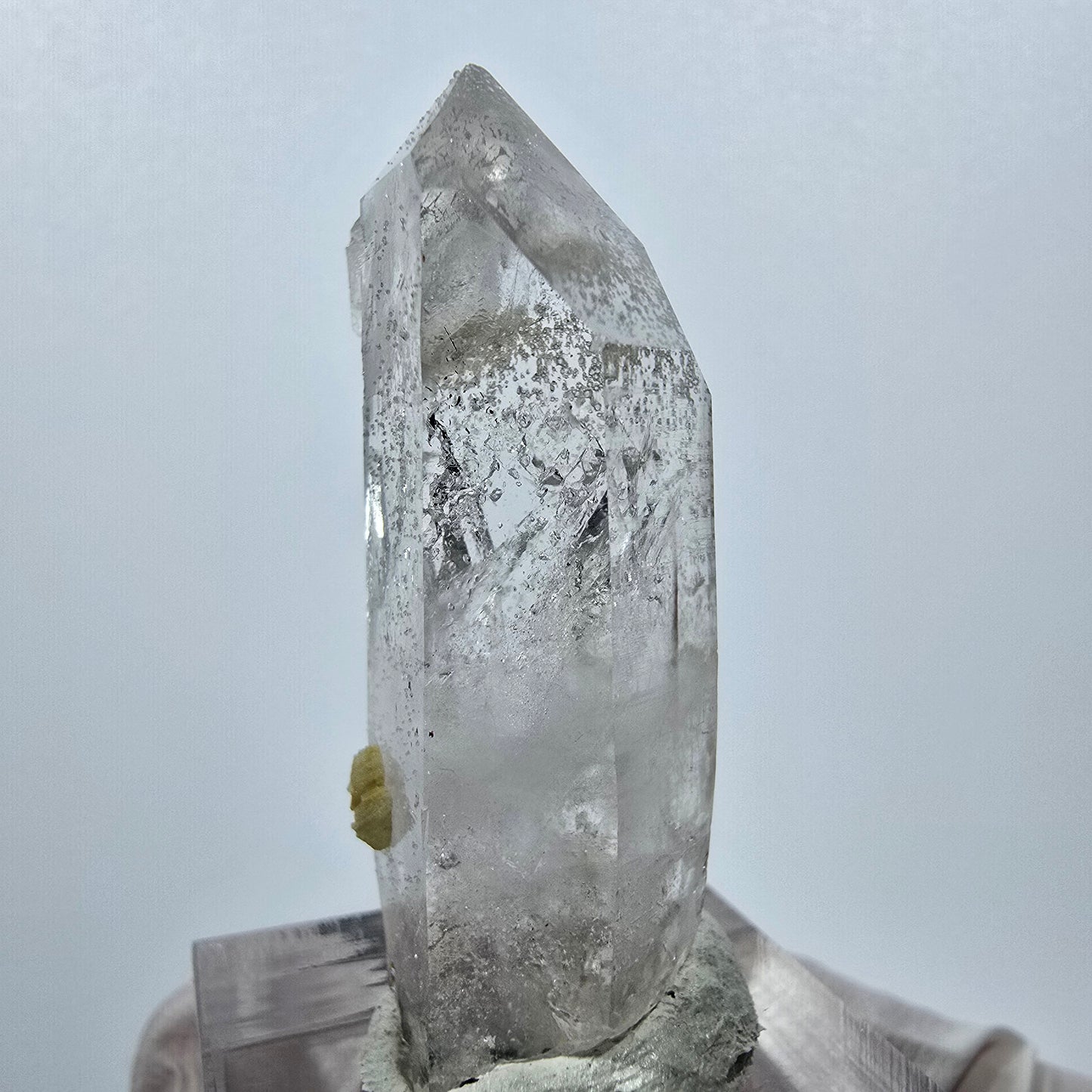 Quartz clair, préhnite, hématite, mine Point Streep, Goboboseb, Namibie, 43 x 21 x 13 mm 