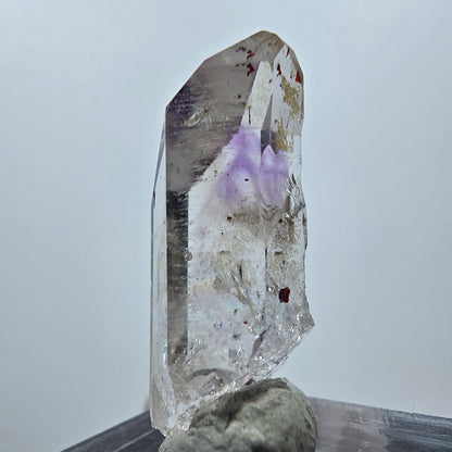 Améthyste fantôme avec hématite, mine Streep, Goboboseb, Namibie, 32 x 10 x 10 mm 