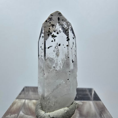 Quartz clair Harlequin Point Streep Mine, Goboboseb, Namibie 29 x 11 x 8 mm 